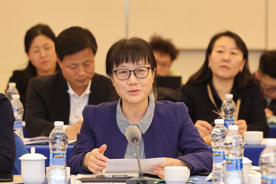 曾任中国辩证唯物主义研究会常务理事